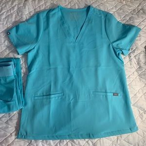 Figs NEON BLUE top